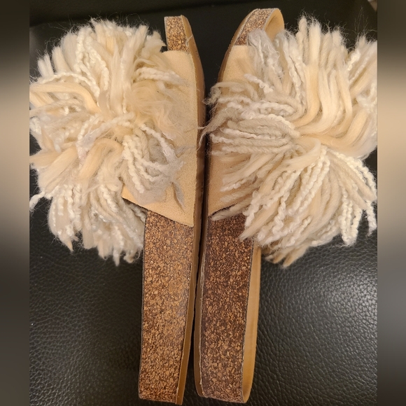 UGG Cindi Slippers, Size 6 - Picture 7 of 9